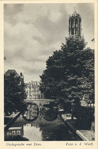 1688 Gezicht op de Oudegracht Tolsteegzijde te Utrecht met in het midden de Gaardbrug en op de achtergrond de Domtoren.